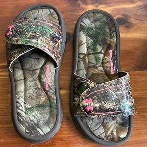 Under Armour girls camo slides